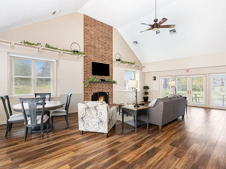 Oak Shores Apartments — Photo 34