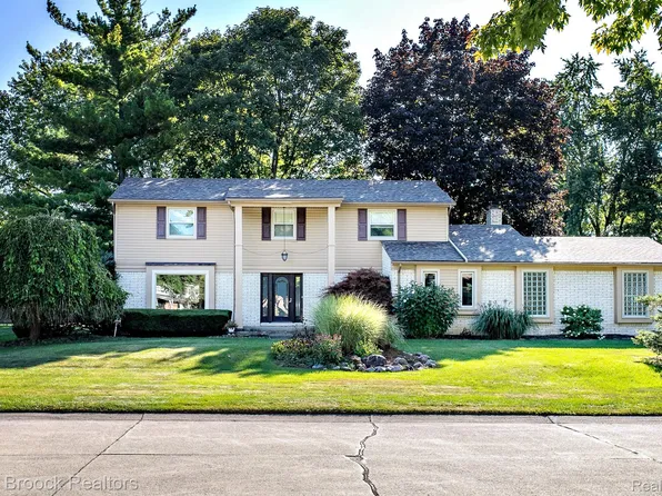 30628 Club House Ln, Farmington Hills, MI 48334