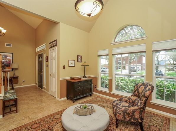 210 Rolling Plains Dr, Sugar Land, TX 77479