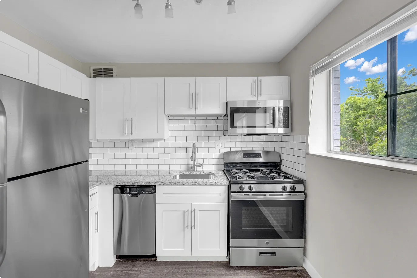 Oasis Apartments — Photo 2