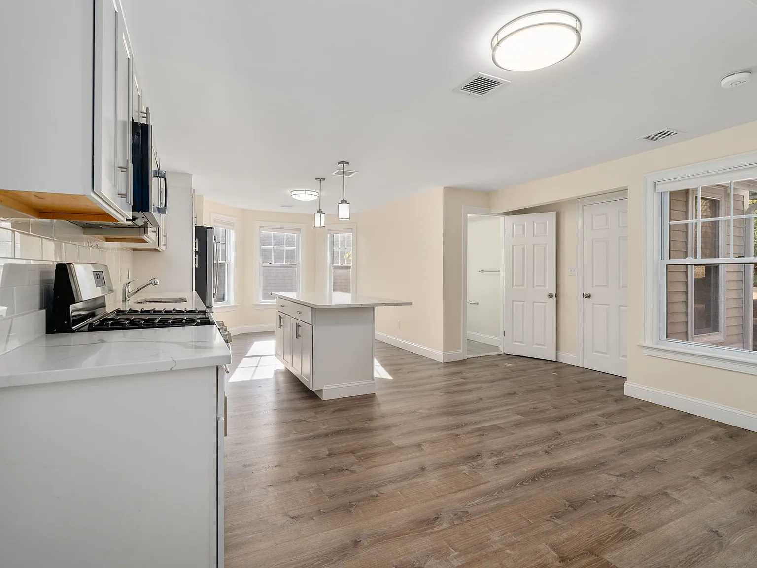 3 bed, 1100 sqft, $3,600 — Photo 2