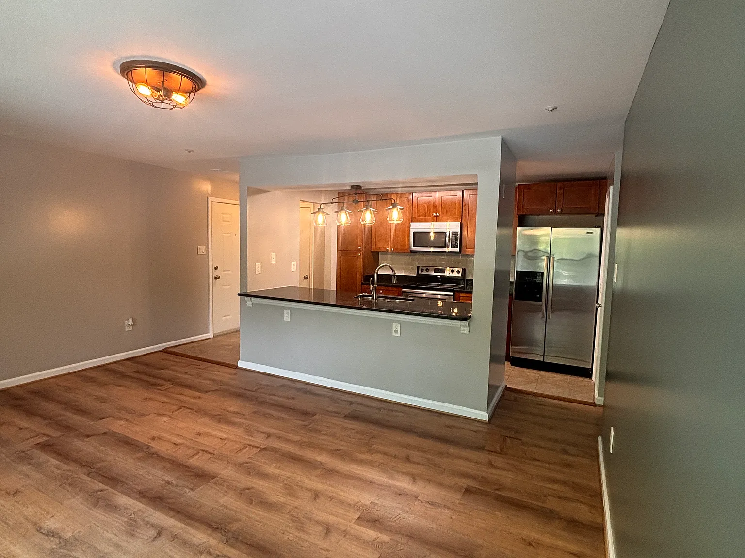 3 bed, 1000 sqft, $2,250 — Photo 2