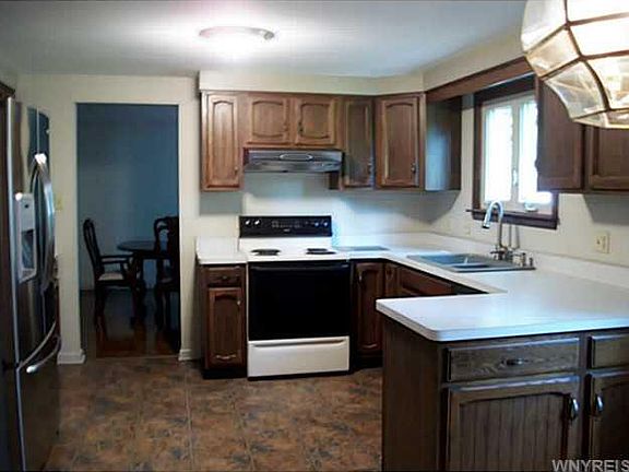 4th image of 1075 Bowen Dr E