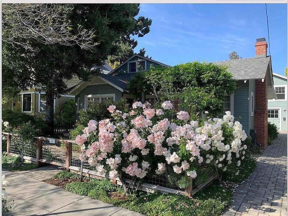 Front Yard
street view