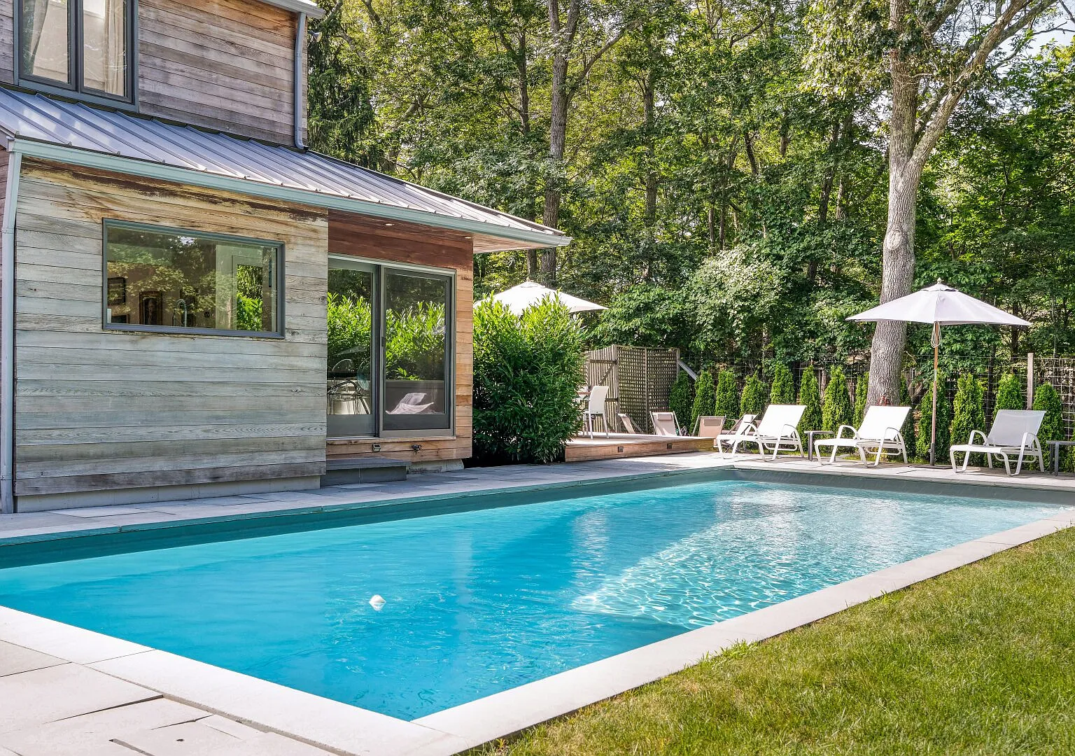 Spacious Floor Plan, Minutes from Beaches & East Hampton Village — Photo 2