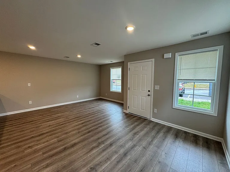 209 Mountaindale Dr — Photo 3