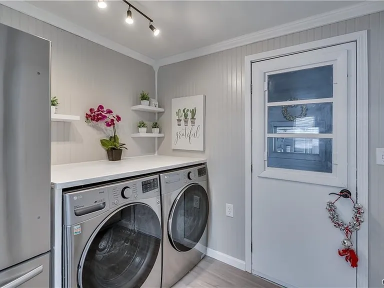 822 Lawrence St — Photo 20