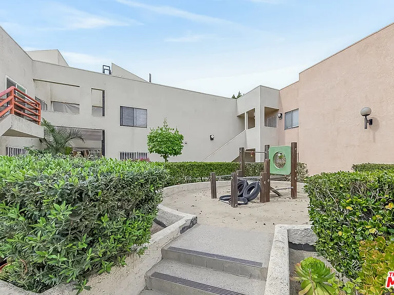 1118 Valencia St #310 — Photo 26