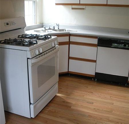 Kitchen with Selfcleaning Oven & Dishwasher