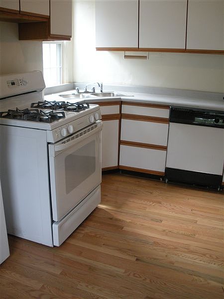 Kitchen with Selfcleaning Oven & Dishwasher