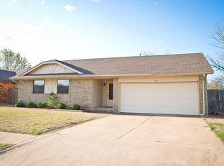 812 SE 9th St, Moore, OK 73160