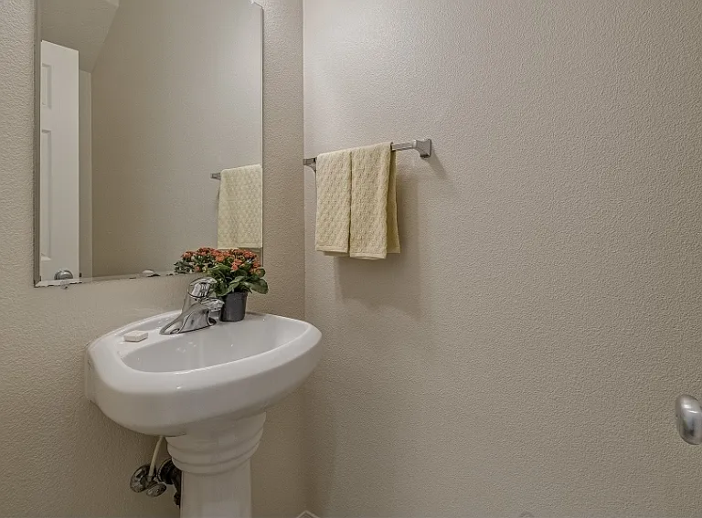 909 SE Sacha Pl — Photo 9