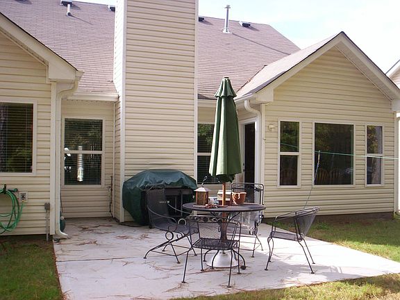 OVERSIZED PATIO(NOTE BREAKFAST ROOM WINDOWS)