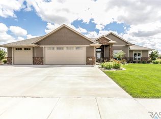 1704 N Paddington Trl, Sioux Falls, SD 57110