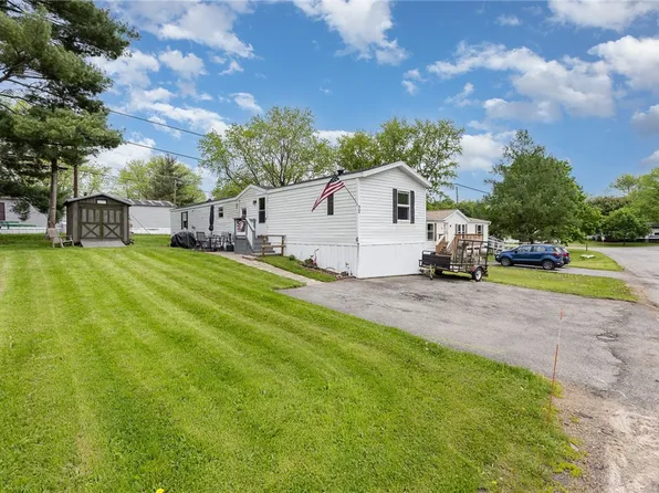 52 Tidd Ave, Farmington, NY 14425