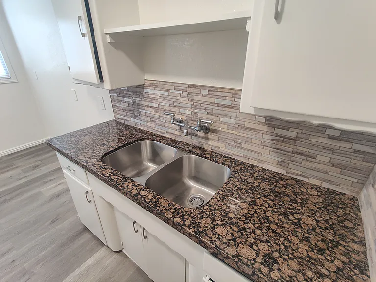 N Poplar Ave — Photo 7