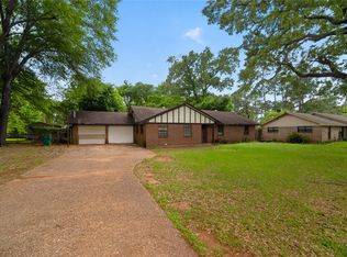 206 Clover Ln, Palestine, TX 75803