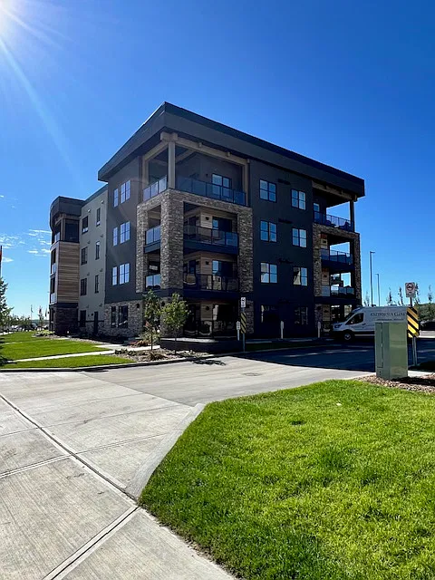 125 Wolf Hollow Crescent SE — Photo 1