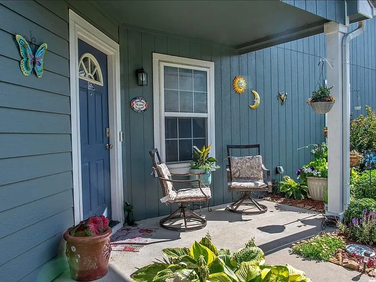 2335 Surrey Dr — Photo 3