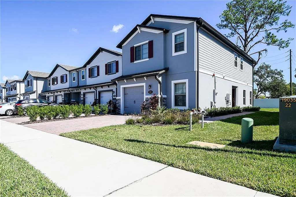 4 bed, 3.5 bath, 1745 sqft, $2,450 — Photo 2