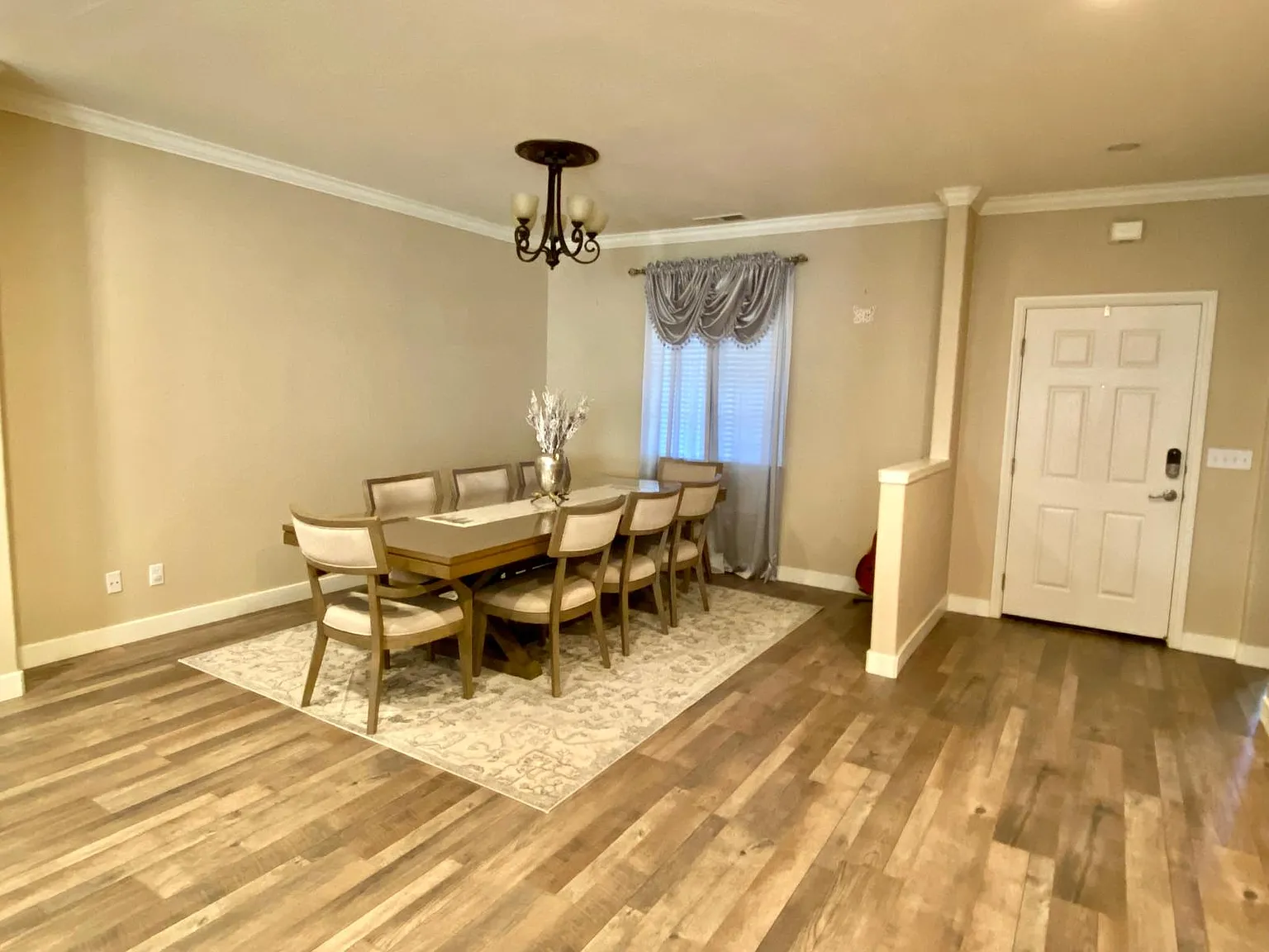 3 bed, 2.5 bath, 1918 sqft, $2,900 — Photo 2