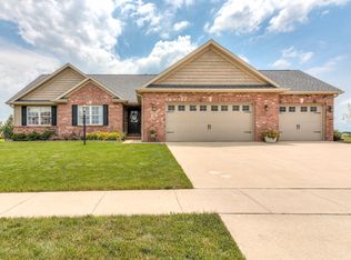 201 Country Ridge Dr, Mahomet, IL 61853