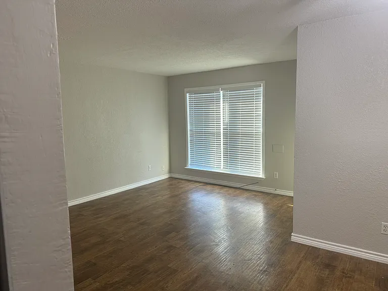 208 Uhland Rd — Photo 4