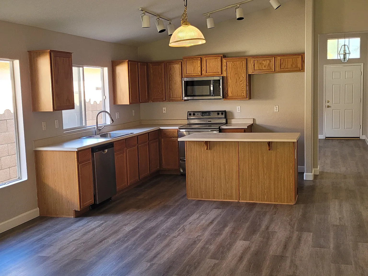 3 bed, 1680 sqft, $2,395 — Photo 2