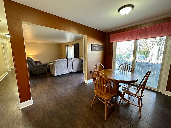 2nd image of 907 Royal Dr APT 2B