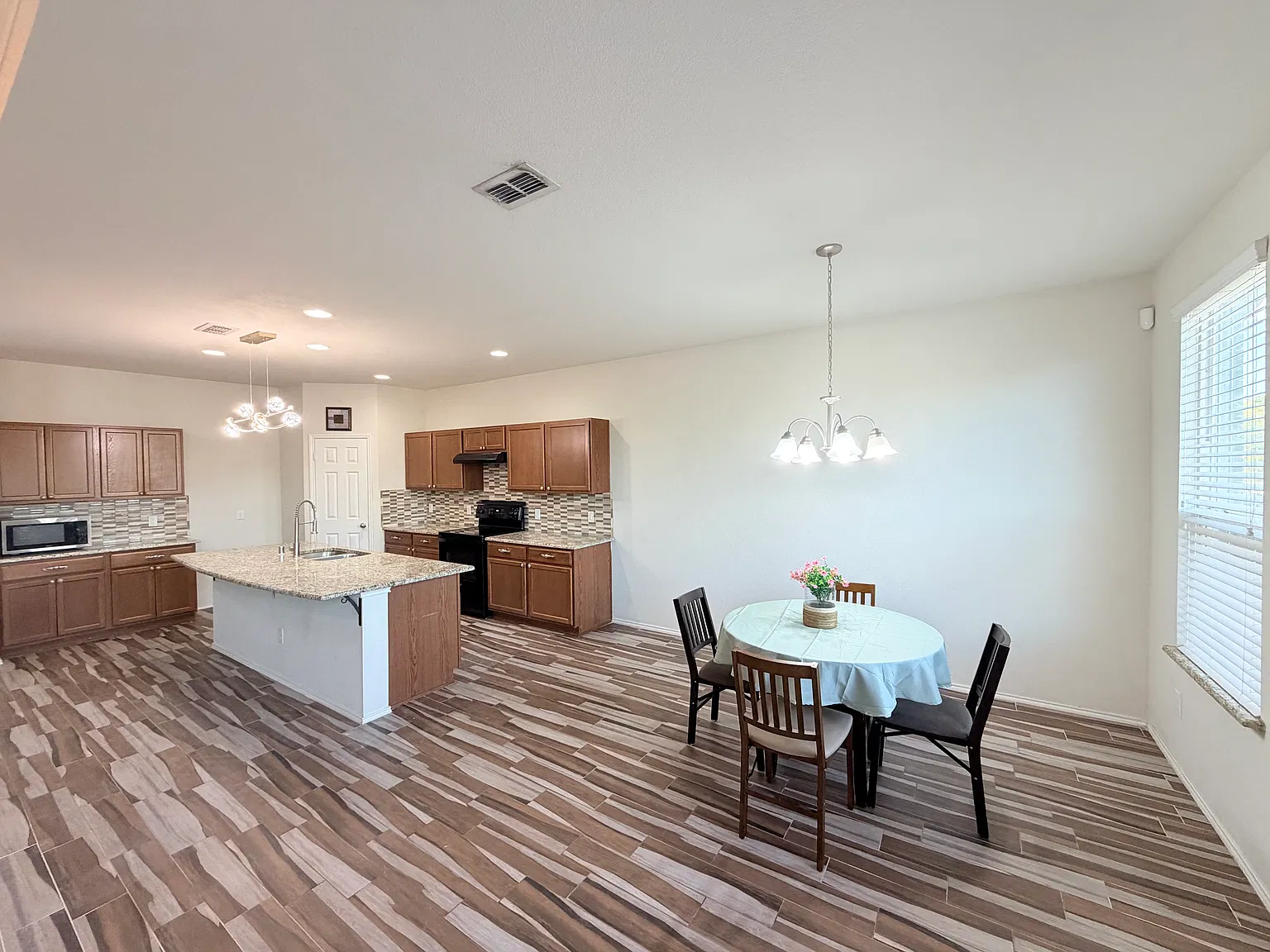 3 bed, 2.5 bath, 2787 sqft, $2,550 — Photo 4