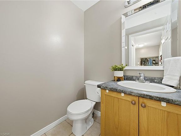 5th image of 784 Butternut Ave