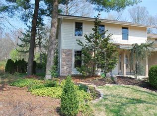 207 Hollytree Ct, Ballwin, MO 63021