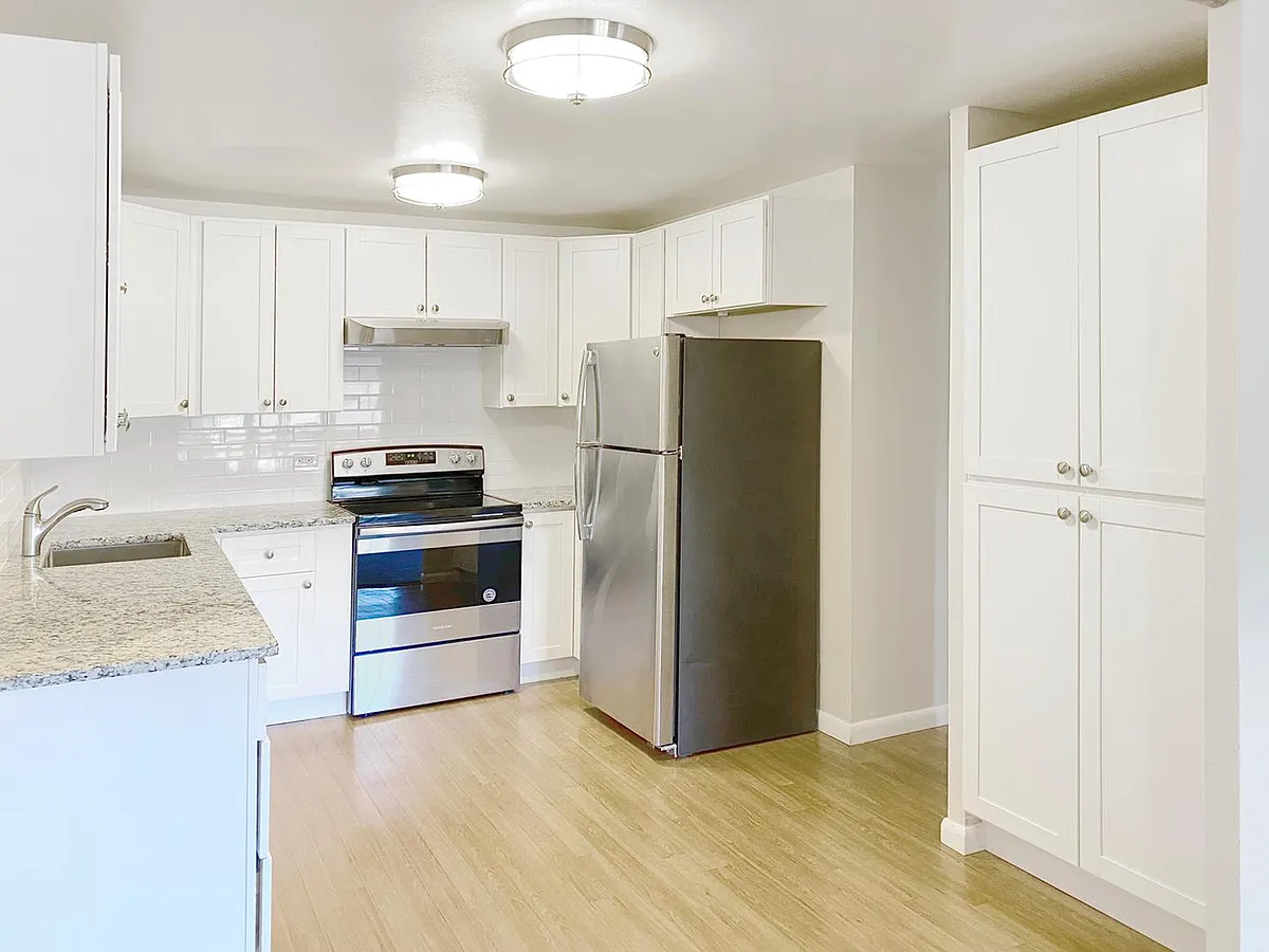 Building Photo - 610 S Clinton St #4C