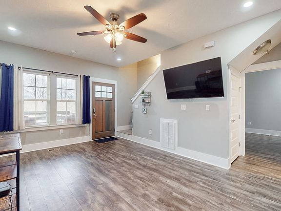 5th image of 2143 Bell St #C