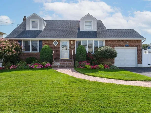 246 N Cedar Street, Massapequa, NY 11758