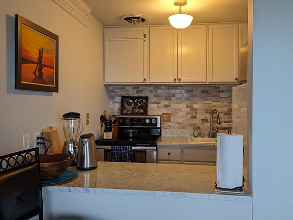updated kitchen, new double convection stove, microwave, disposal, full-equipped.