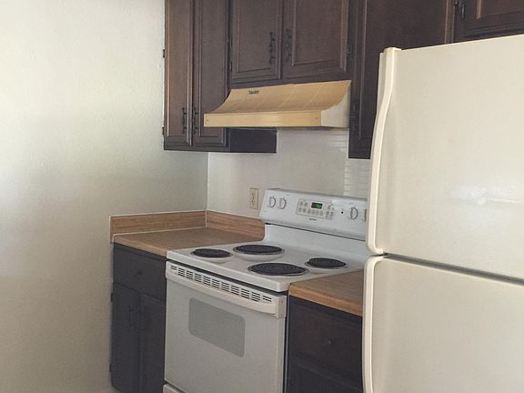 3rd image of 805 Lexington Dr #B