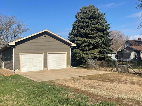 104 N 5th St, Beresford, SD 57004