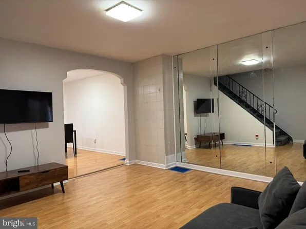 2726 S 8th St, Philadelphia, PA 19148