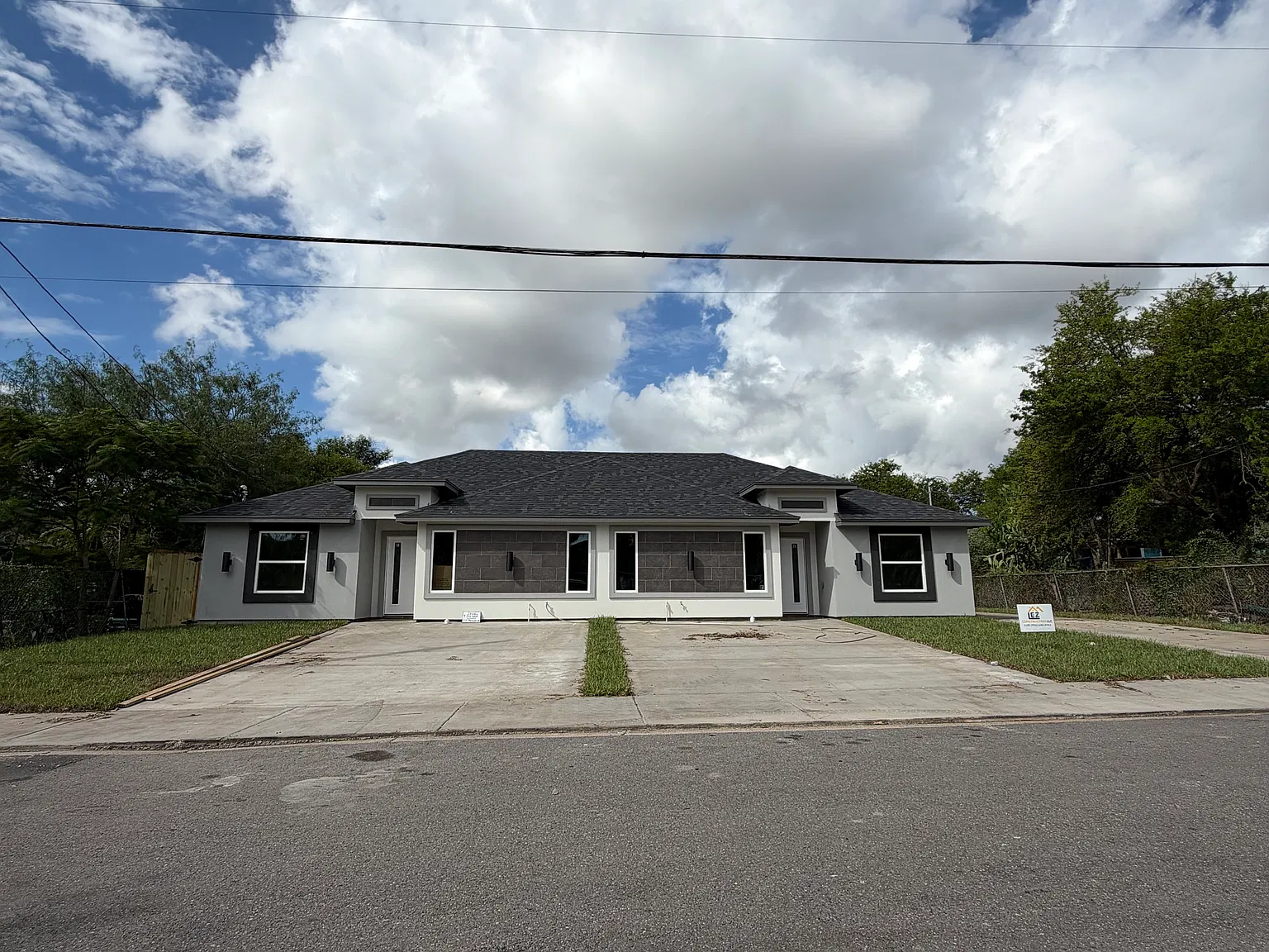 225 Midway Dr — Photo 1