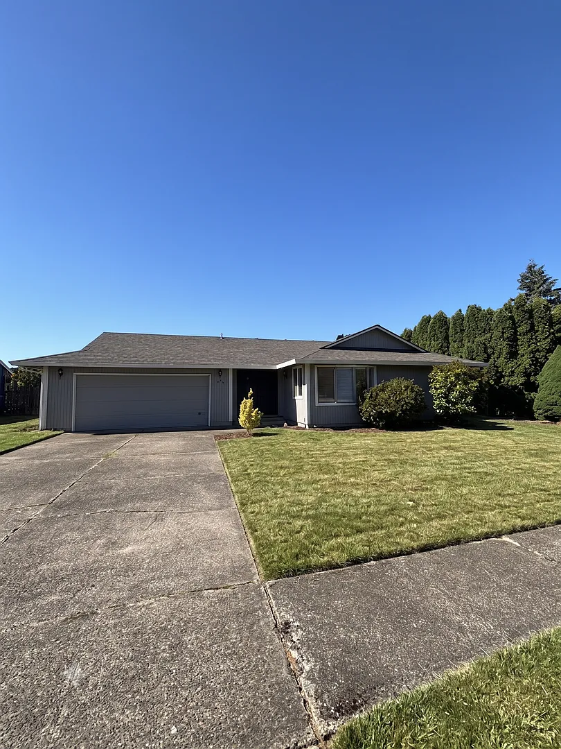 3 Bedroom Home N side of Newberg — Photo 1