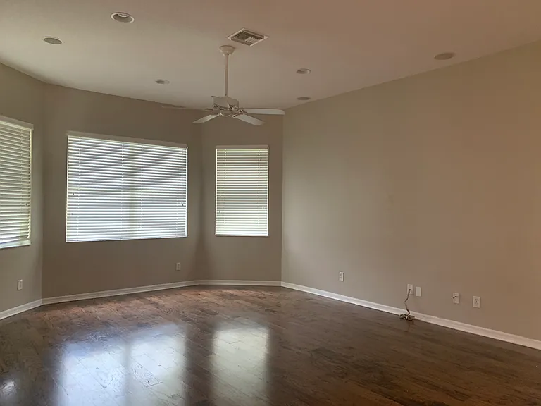 5127 Aurora Dr — Photo 2