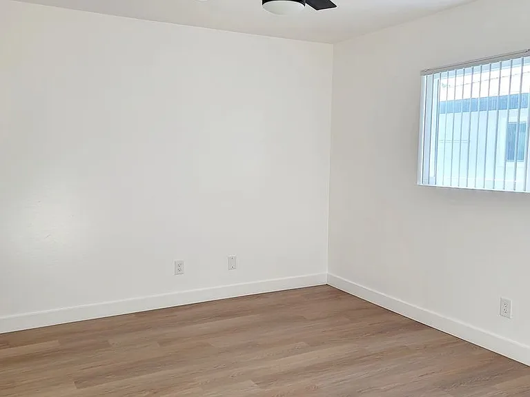 Huntington Clay Apartments — Photo 44