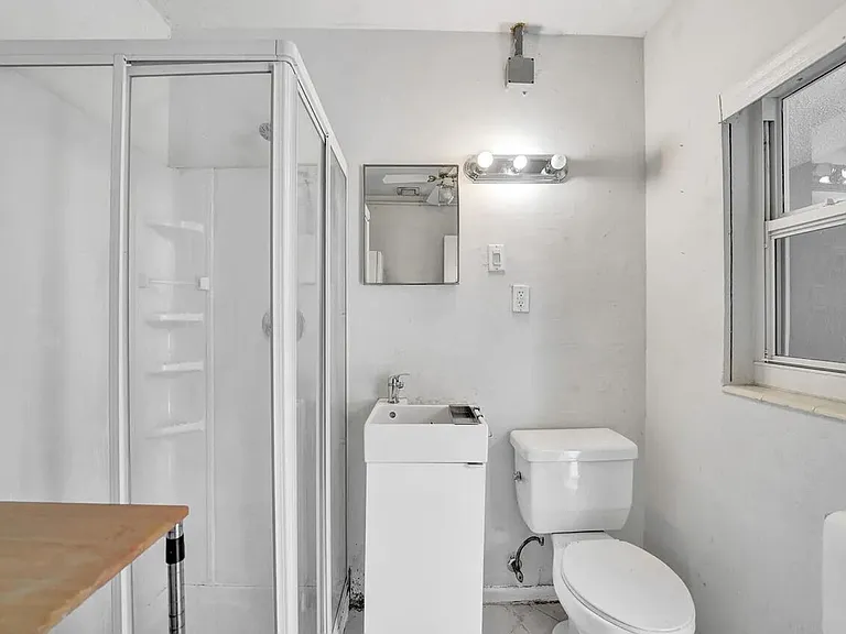 1036 NE 9th Ave #0 — Photo 11