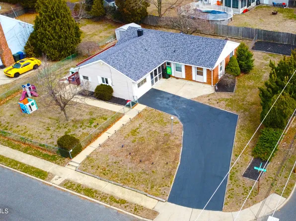 1 Peach Tree Rd, Oakhurst, NJ 07755