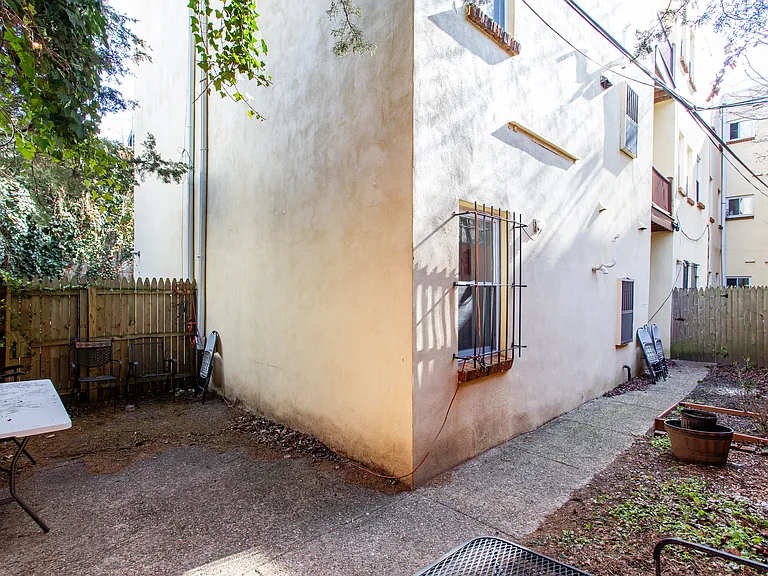 249 Queen St #2 — Photo 15