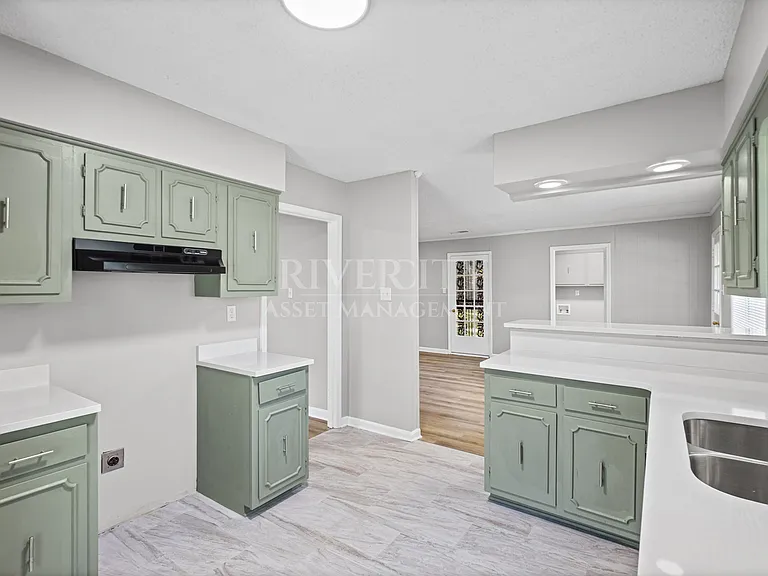 895 Brownlee Rd — Photo 8