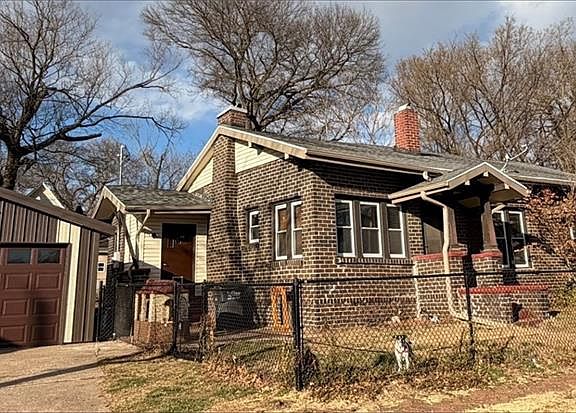 4th image of 601 N Woodland St