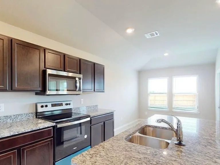 1261 Lindsey Dr — Photo 6
