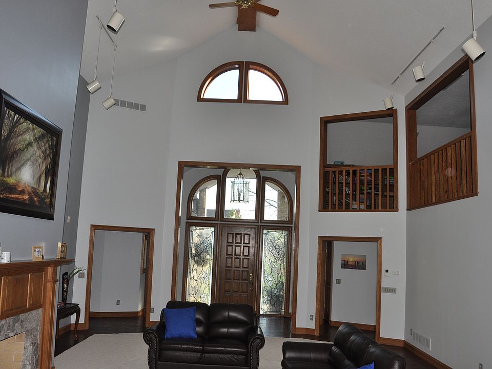 Great Room w 26' ceilings